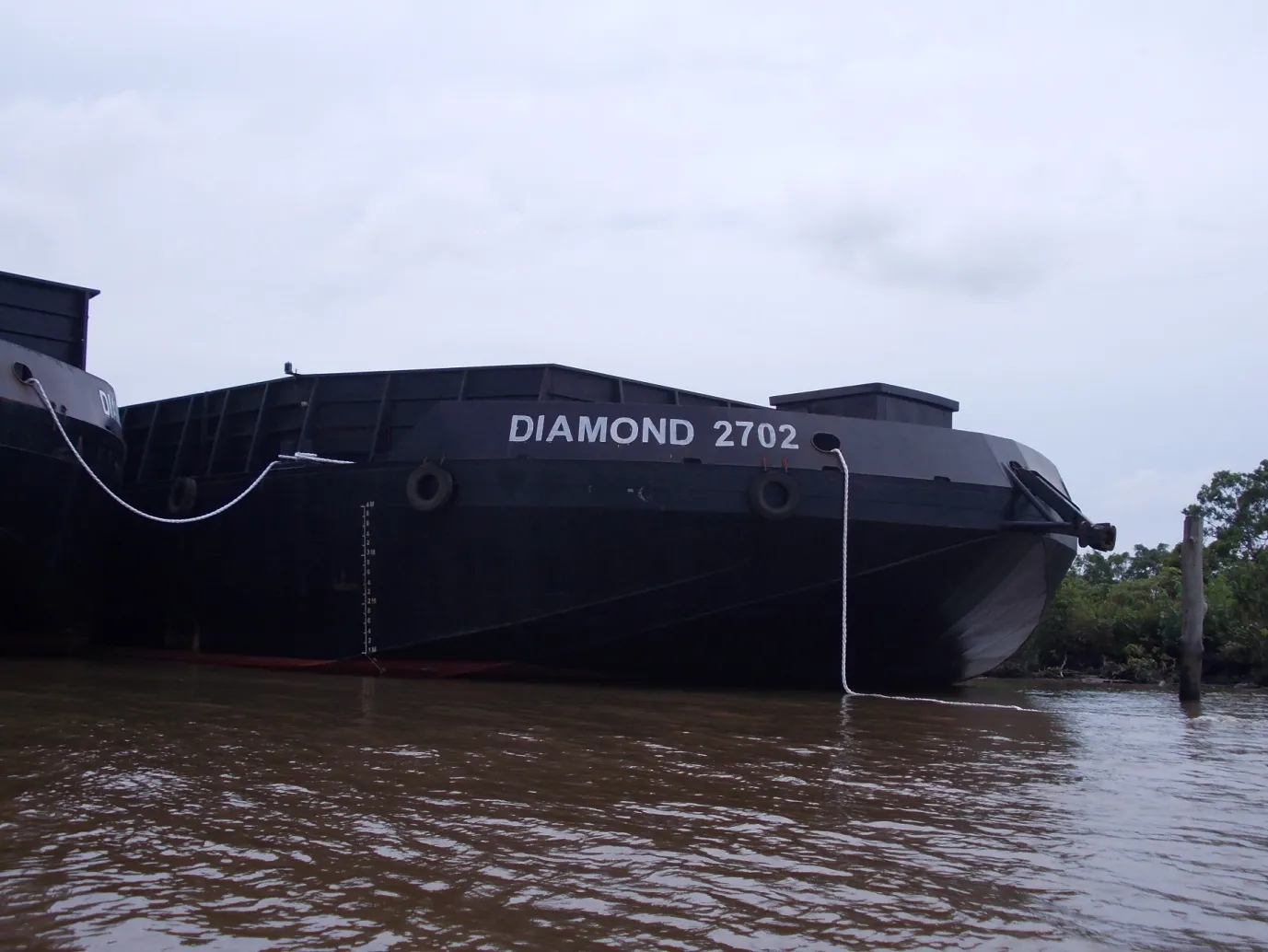 Tongkang Diamond 2702 milik PT Tanjung Harapan Selatan