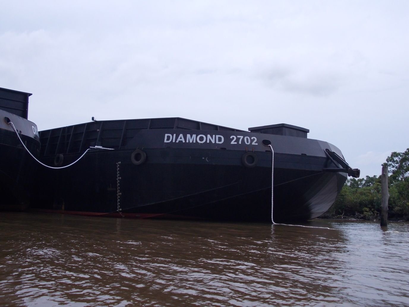 Tongkang Diamond 2702 milik PT Tanjung Harapan Selatan