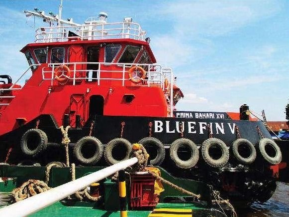 Haluan tug boat Bluefin V dengan deretan ban fender, TB Prima Bahari XVI di belakangnya