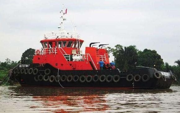 Tug boat Bluefin V tampak samping, sandar di perairan