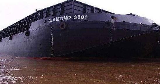 Tongkang Diamond 3001 berlambung hitam di perairan