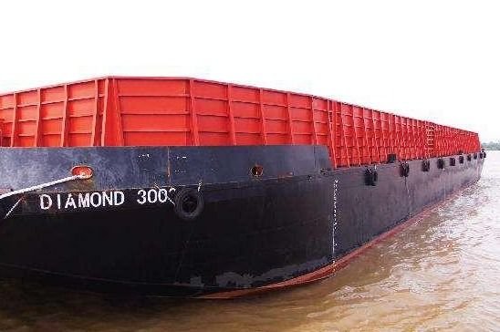 Tongkang Diamond 3003 di perairan