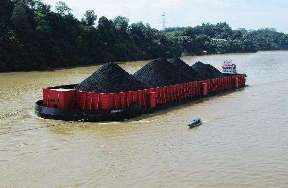 Tongkang bermuatan batu bara ditarik tug boat di sungai